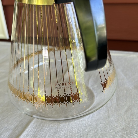 Vintage Pyrex carafe with lid 7” with 3” sterno stand all markings are in euc. - Picture 8 of 17